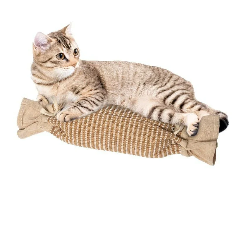 Eine getigerte Katze hält ein gewebtes Bonbonspielzeug mit gerafften Stoffenden.