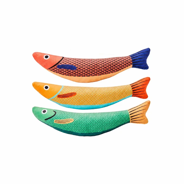 Tres peces de tela coral, amarillo y verde con escamas impresas