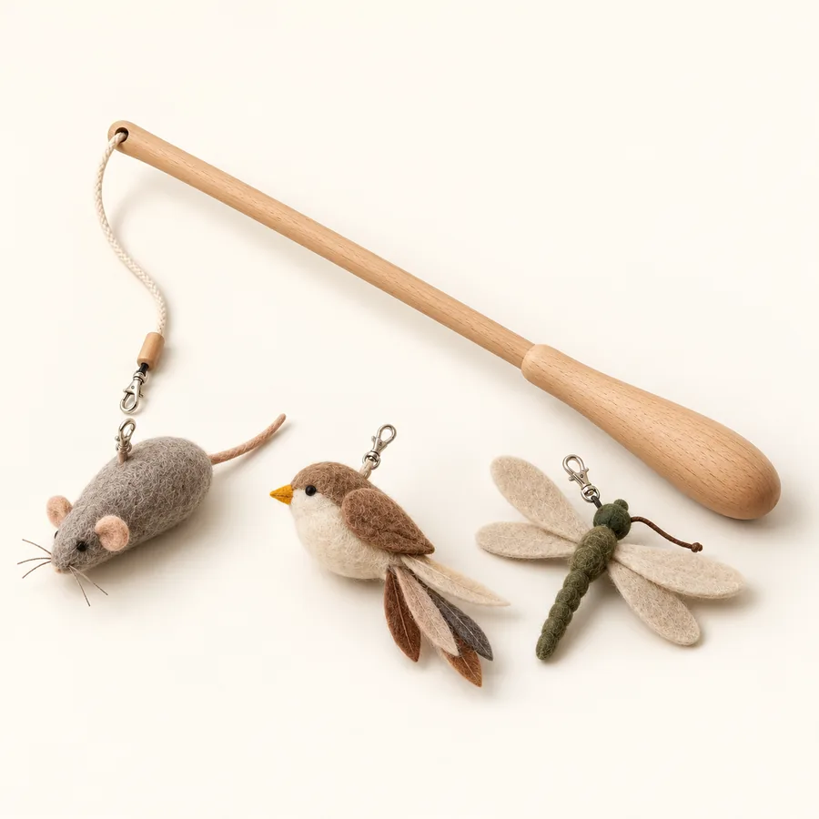 Concept de canne à pêche en bois avec accessoires en feutre interchangeables